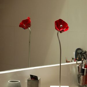 atelier, rouge, cerise, fer, forge, ferronnerie, art, metal, acier, deco, decoration, fleur, coquelicot, stylisé, inox, objet, posé, poser